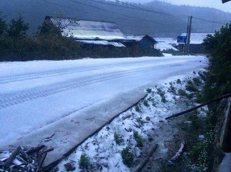 Những con đường trắng tuyết, thậm chí nhiều nơi còn đóng băng, giao thông tê liệt.